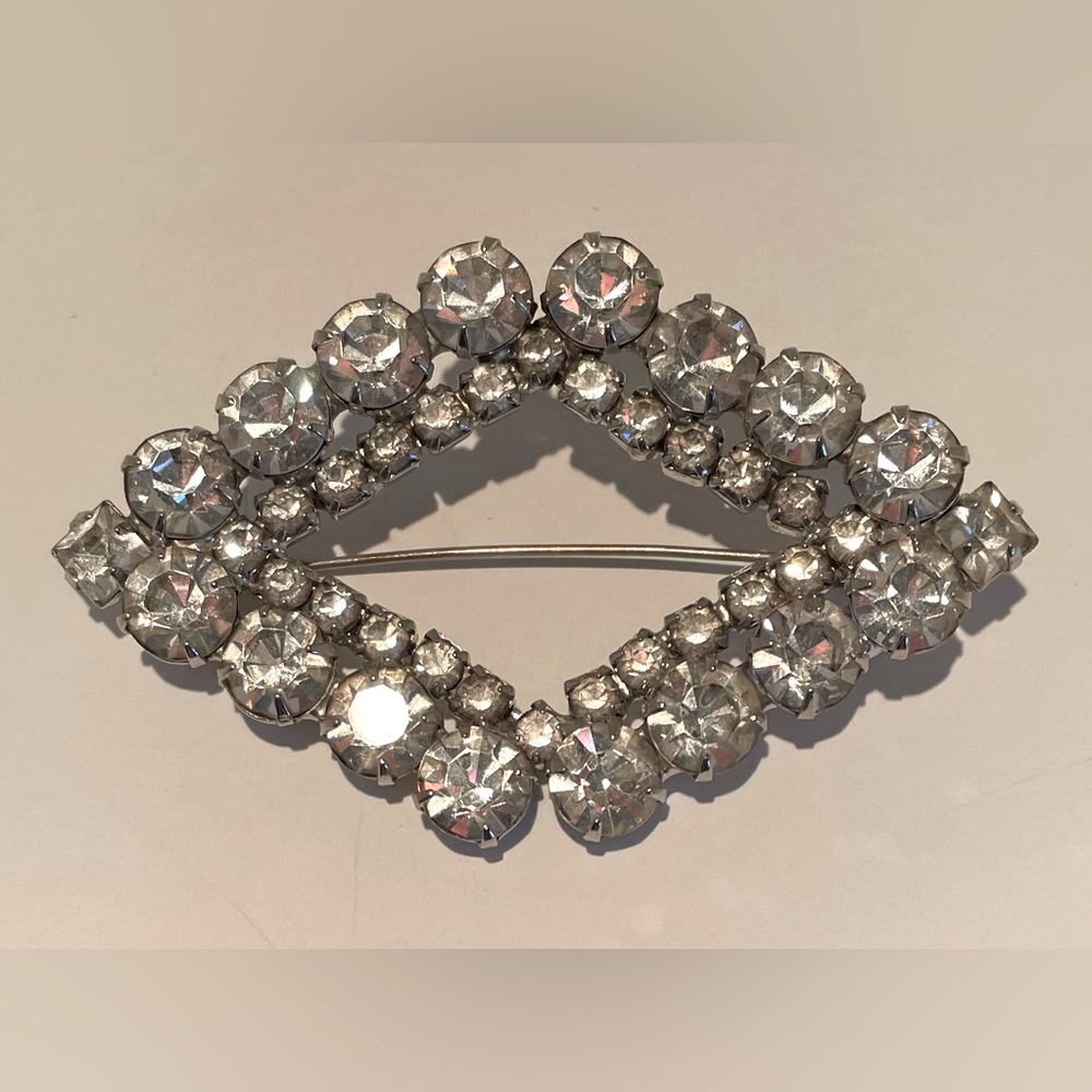 Vintage rhinestone diamond shaped brooch
